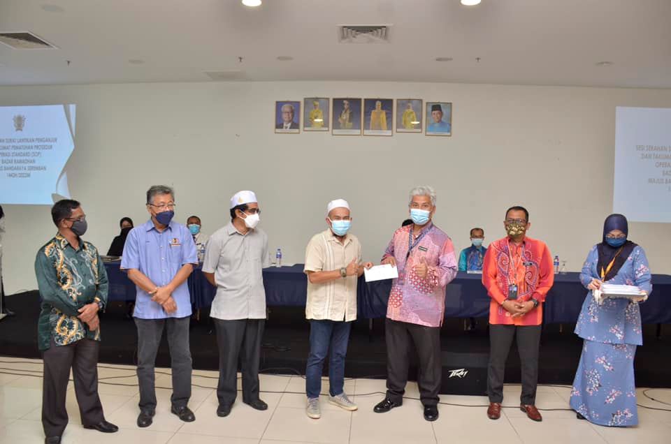 SERAHAN SURAT LANTIKAN PENGANJURAN DAN TAKLIMAT PEMATUHAN PROSEDUR OPERASI STANDARD (SOP) BAZAR RAMADHAN MAJLIS BANDARAYA SEREMBAN 1443H/2022M