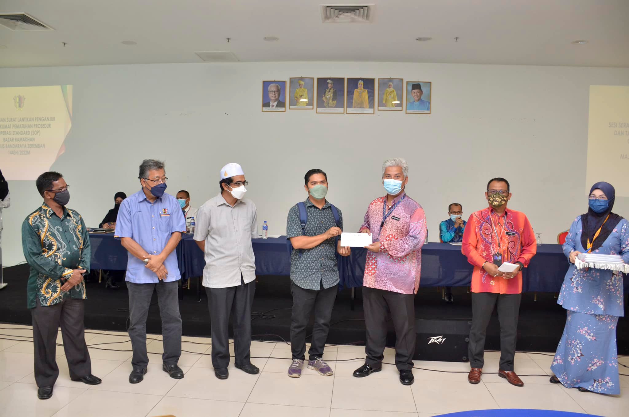 SERAHAN SURAT LANTIKAN PENGANJURAN DAN TAKLIMAT PEMATUHAN PROSEDUR OPERASI STANDARD (SOP) BAZAR RAMADHAN MAJLIS BANDARAYA SEREMBAN 1443H/2022M