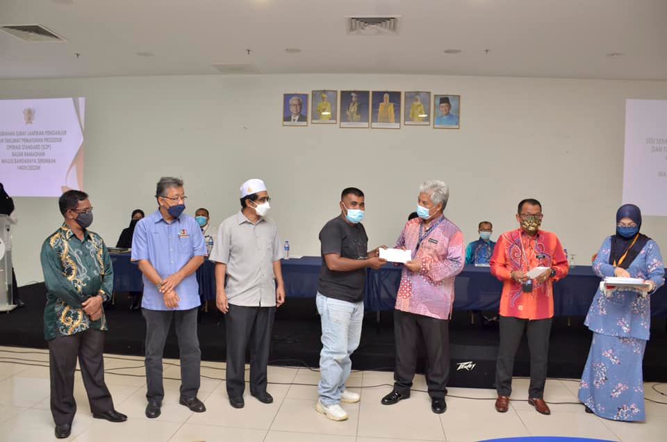 SERAHAN SURAT LANTIKAN PENGANJURAN DAN TAKLIMAT PEMATUHAN PROSEDUR OPERASI STANDARD (SOP) BAZAR RAMADHAN MAJLIS BANDARAYA SEREMBAN 1443H/2022M