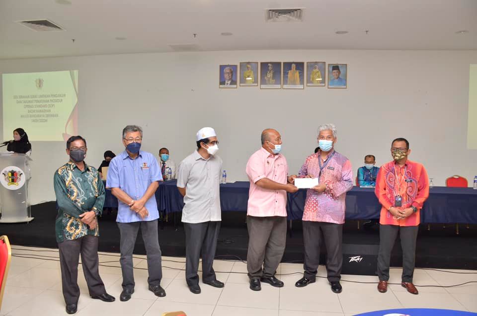 SERAHAN SURAT LANTIKAN PENGANJURAN DAN TAKLIMAT PEMATUHAN PROSEDUR OPERASI STANDARD (SOP) BAZAR RAMADHAN MAJLIS BANDARAYA SEREMBAN 1443H/2022M