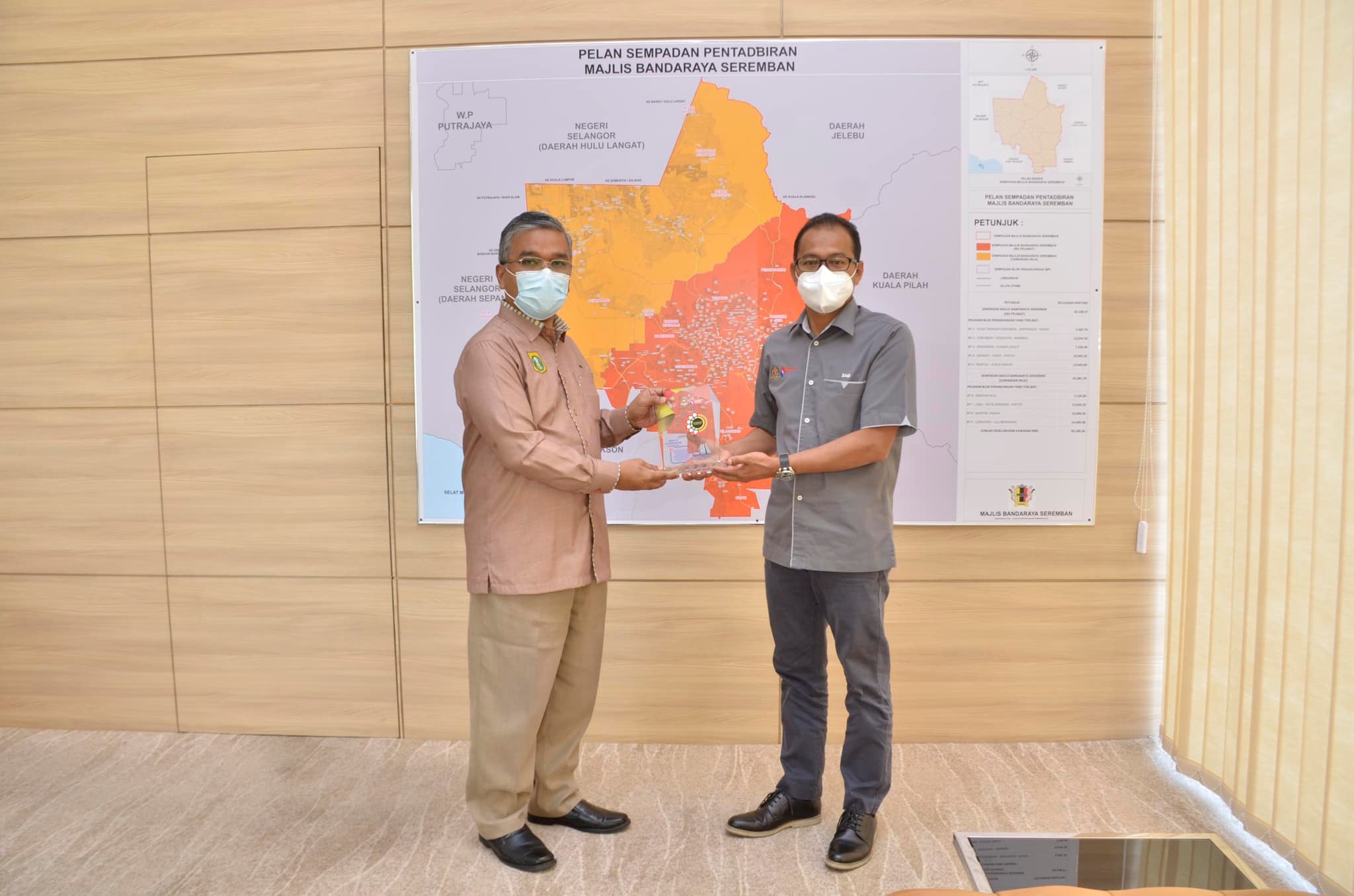 KUNJUNGAN HORMAT PENGARAH SURUHANJAYA KOPERASI MALAYSIA NEGERI SEMBILAN KE ATAS DATUK BANDAR