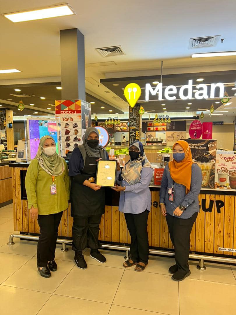 PENYERAHAN SIJIL PREMIS MAKANAN GRED A DI KAWASAN MAJLIS BANDARAYA SEREMBAN