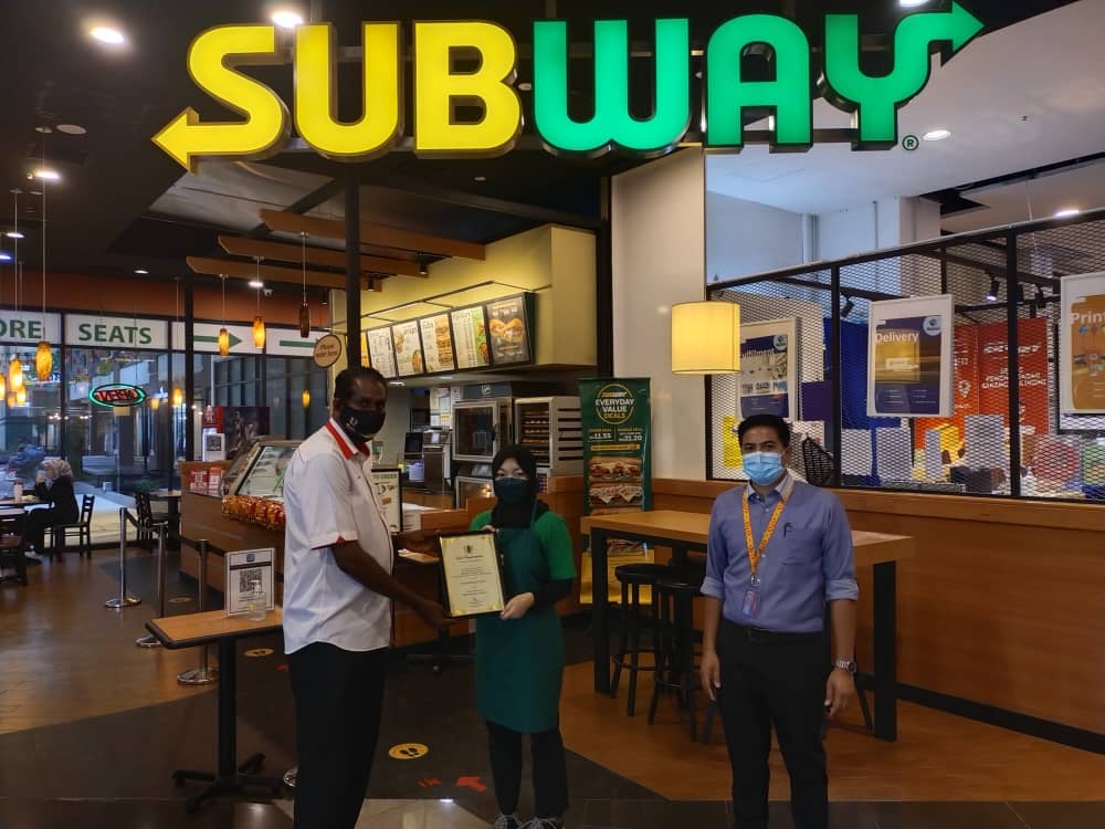 PENYERAHAN SIJIL PREMIS MAKANAN GRED A DI KAWASAN MAJLIS BANDARAYA SEREMBAN