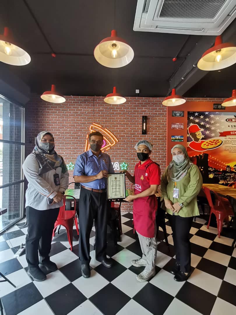 PENYERAHAN SIJIL PREMIS MAKANAN GRED A DI KAWASAN MAJLIS BANDARAYA SEREMBAN