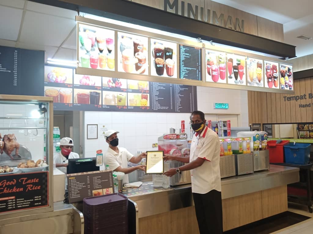 PENYERAHAN SIJIL PREMIS MAKANAN GRED A DI KAWASAN MAJLIS BANDARAYA SEREMBAN