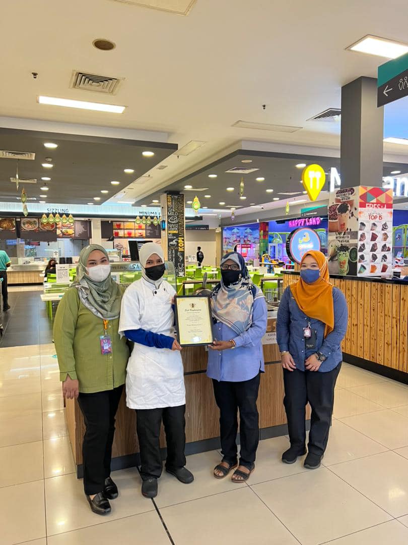 PENYERAHAN SIJIL PREMIS MAKANAN GRED A DI KAWASAN MAJLIS BANDARAYA SEREMBAN