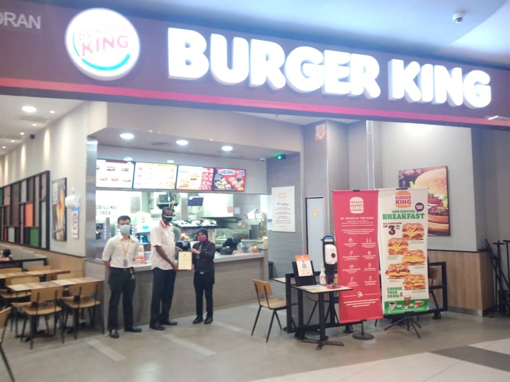 PENYERAHAN SIJIL PREMIS MAKANAN GRED A DI KAWASAN MAJLIS BANDARAYA SEREMBAN