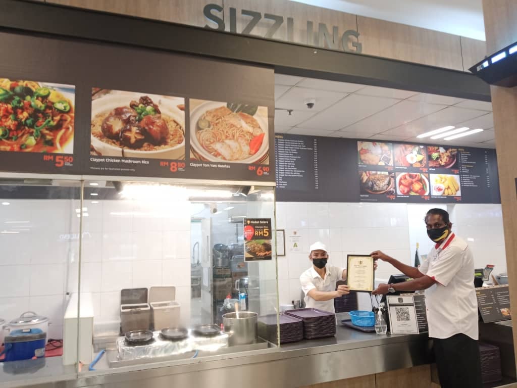 PENYERAHAN SIJIL PREMIS MAKANAN GRED A DI KAWASAN MAJLIS BANDARAYA SEREMBAN