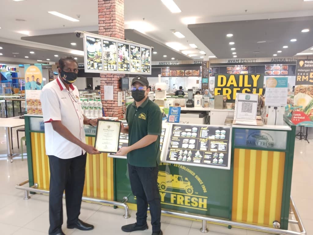 PENYERAHAN SIJIL PREMIS MAKANAN GRED A DI KAWASAN MAJLIS BANDARAYA SEREMBAN