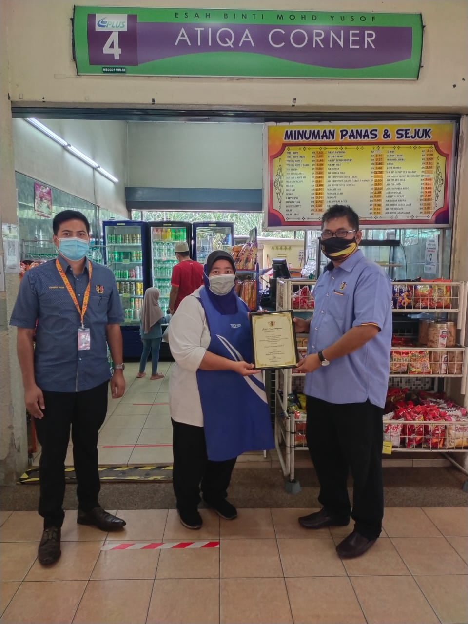 PENYERAHAN SIJIL PREMIS MAKANAN GRED A DI KAWASAN MAJLIS BANDARAYA SEREMBAN