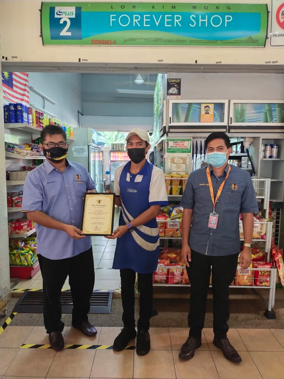 PENYERAHAN SIJIL PREMIS MAKANAN GRED A DI KAWASAN MAJLIS BANDARAYA SEREMBAN