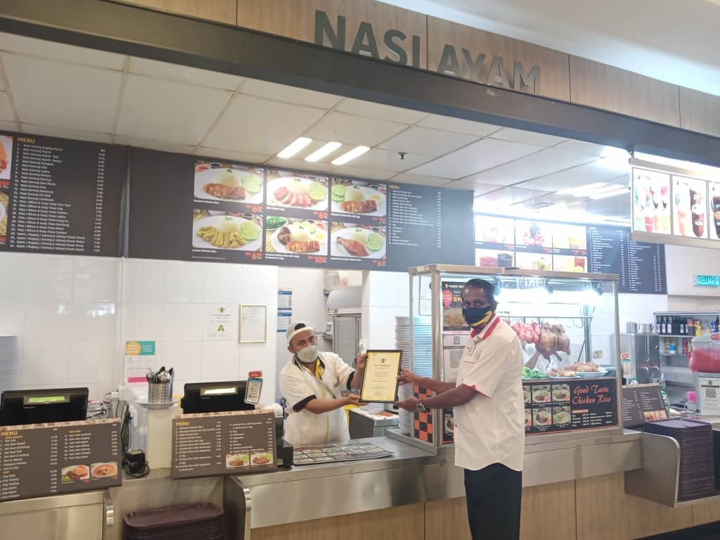 PENYERAHAN SIJIL PREMIS MAKANAN GRED A DI KAWASAN MAJLIS BANDARAYA SEREMBAN