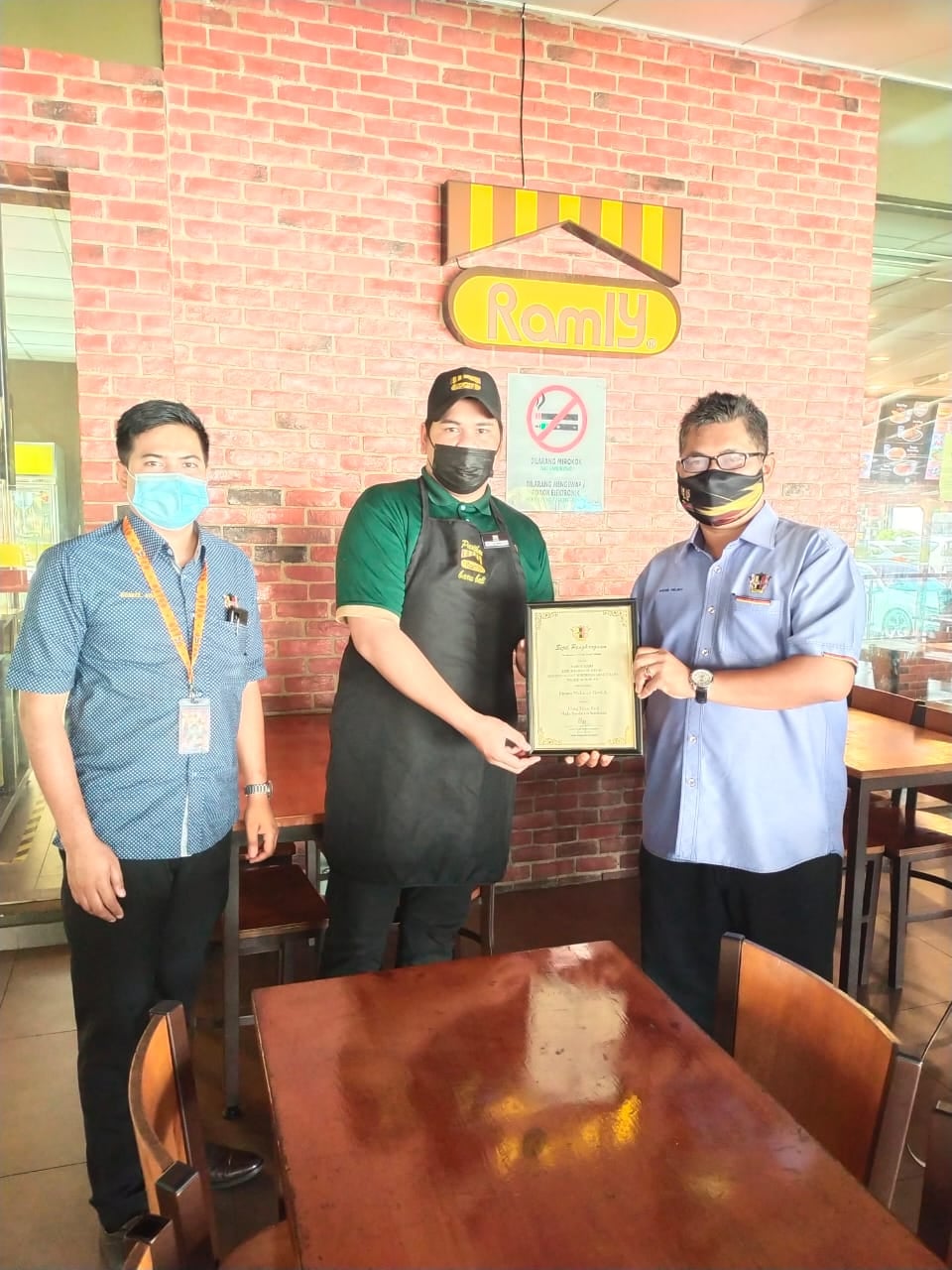 PENYERAHAN SIJIL PREMIS MAKANAN GRED A DI KAWASAN MAJLIS BANDARAYA SEREMBAN