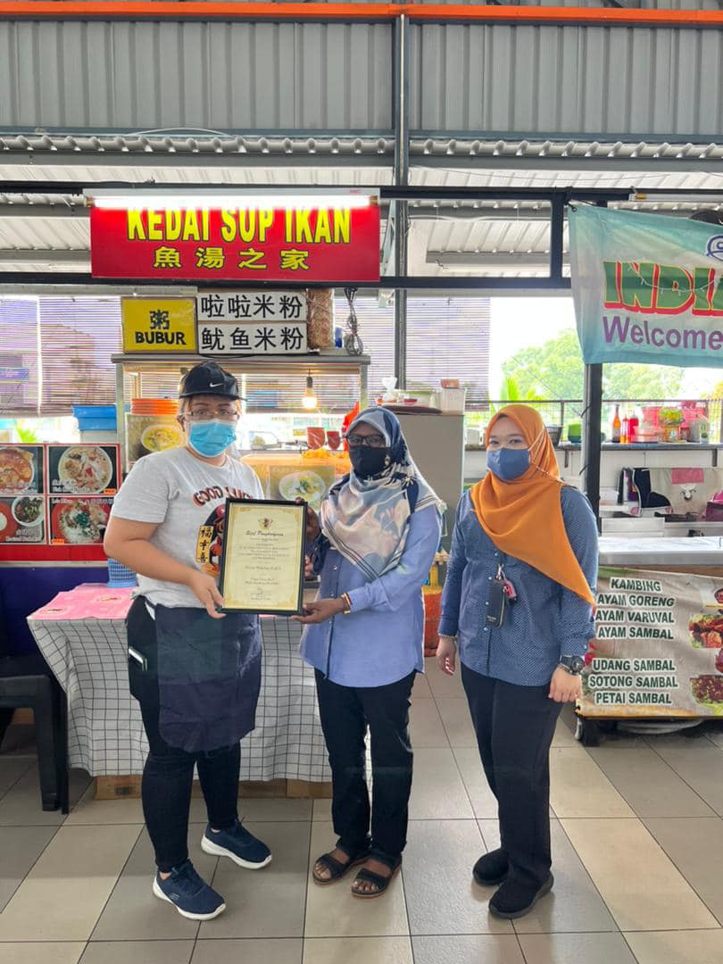 PENYERAHAN SIJIL PREMIS MAKANAN GRED A DI KAWASAN MAJLIS BANDARAYA SEREMBAN