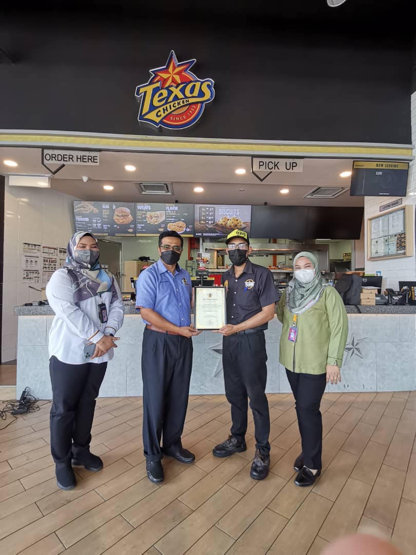 PENYERAHAN SIJIL PREMIS MAKANAN GRED A DI KAWASAN MAJLIS BANDARAYA SEREMBAN