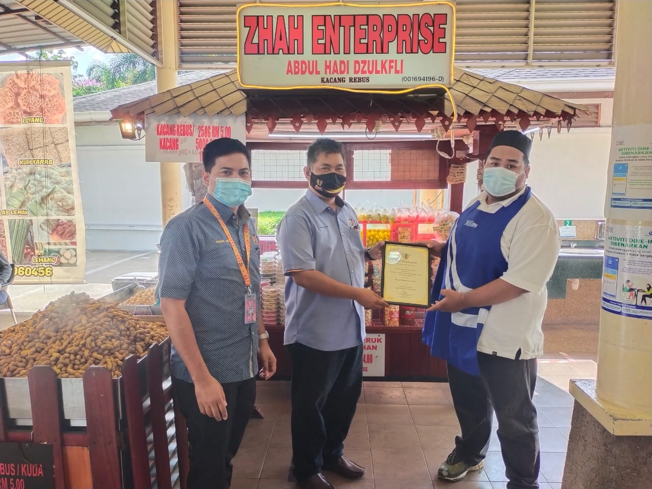 PENYERAHAN SIJIL PREMIS MAKANAN GRED A DI KAWASAN MAJLIS BANDARAYA SEREMBAN