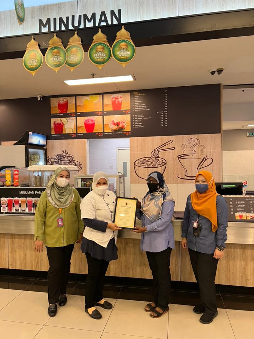 PENYERAHAN SIJIL PREMIS MAKANAN GRED A DI KAWASAN MAJLIS BANDARAYA SEREMBAN