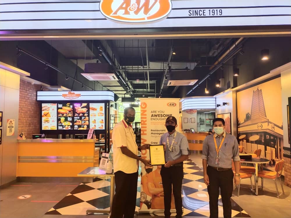 PENYERAHAN SIJIL PREMIS MAKANAN GRED A DI KAWASAN MAJLIS BANDARAYA SEREMBAN