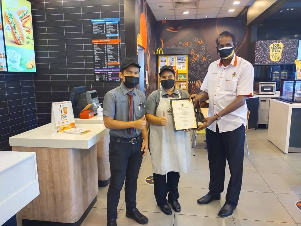 PENYERAHAN SIJIL PREMIS MAKANAN GRED A DI KAWASAN MAJLIS BANDARAYA SEREMBAN