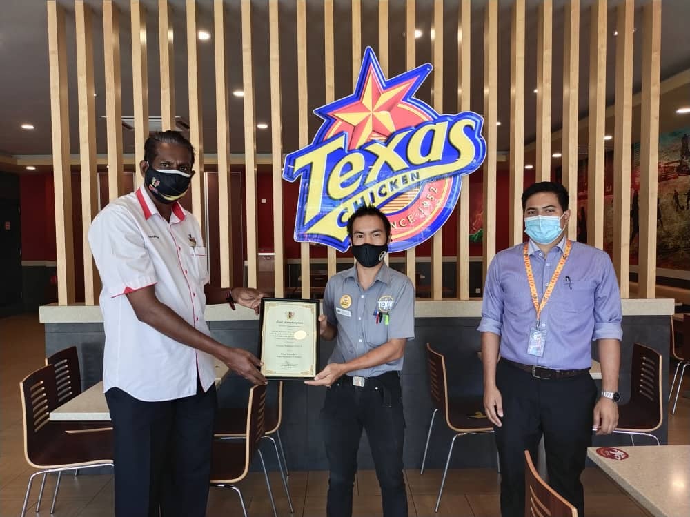 PENYERAHAN SIJIL PREMIS MAKANAN GRED A DI KAWASAN MAJLIS BANDARAYA SEREMBAN