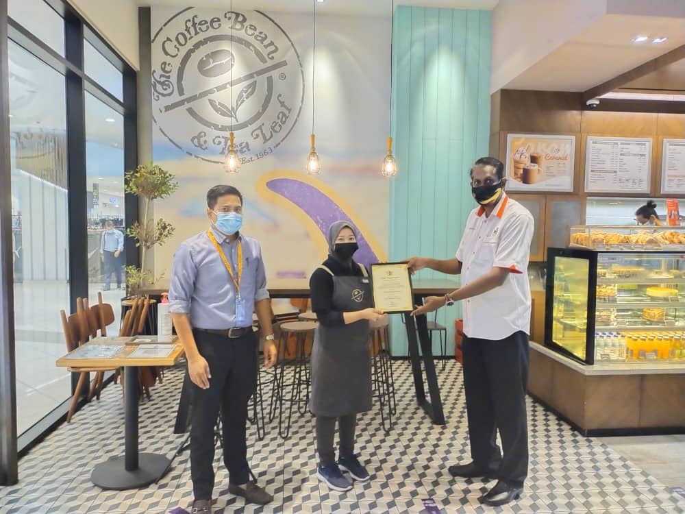 PENYERAHAN SIJIL PREMIS MAKANAN GRED A DI KAWASAN MAJLIS BANDARAYA SEREMBAN