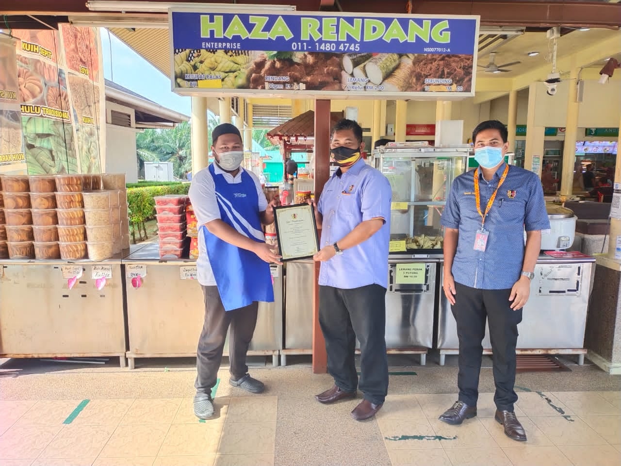 PENYERAHAN SIJIL PREMIS MAKANAN GRED A DI KAWASAN MAJLIS BANDARAYA SEREMBAN