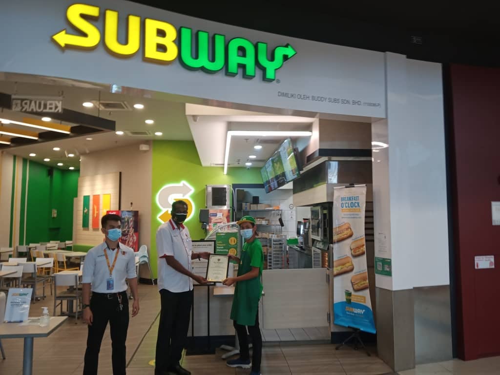 PENYERAHAN SIJIL PREMIS MAKANAN GRED A DI KAWASAN MAJLIS BANDARAYA SEREMBAN