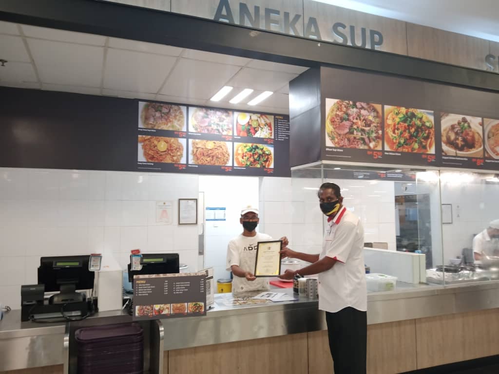 PENYERAHAN SIJIL PREMIS MAKANAN GRED A DI KAWASAN MAJLIS BANDARAYA SEREMBAN