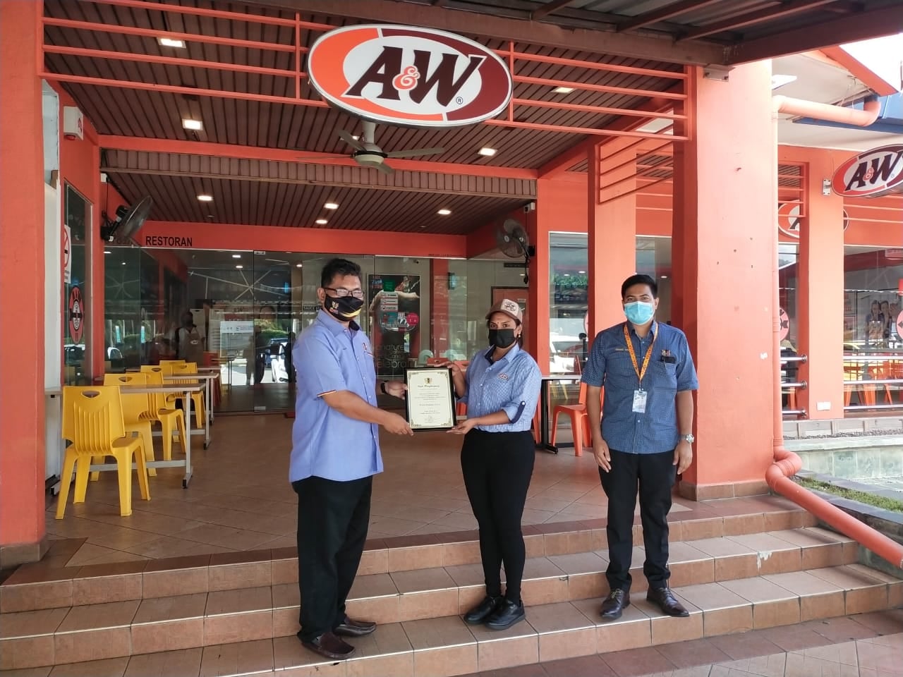 PENYERAHAN SIJIL PREMIS MAKANAN GRED A DI KAWASAN MAJLIS BANDARAYA SEREMBAN