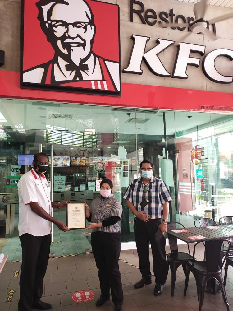 PENYERAHAN SIJIL PREMIS MAKANAN GRED A DI KAWASAN MAJLIS BANDARAYA SEREMBAN