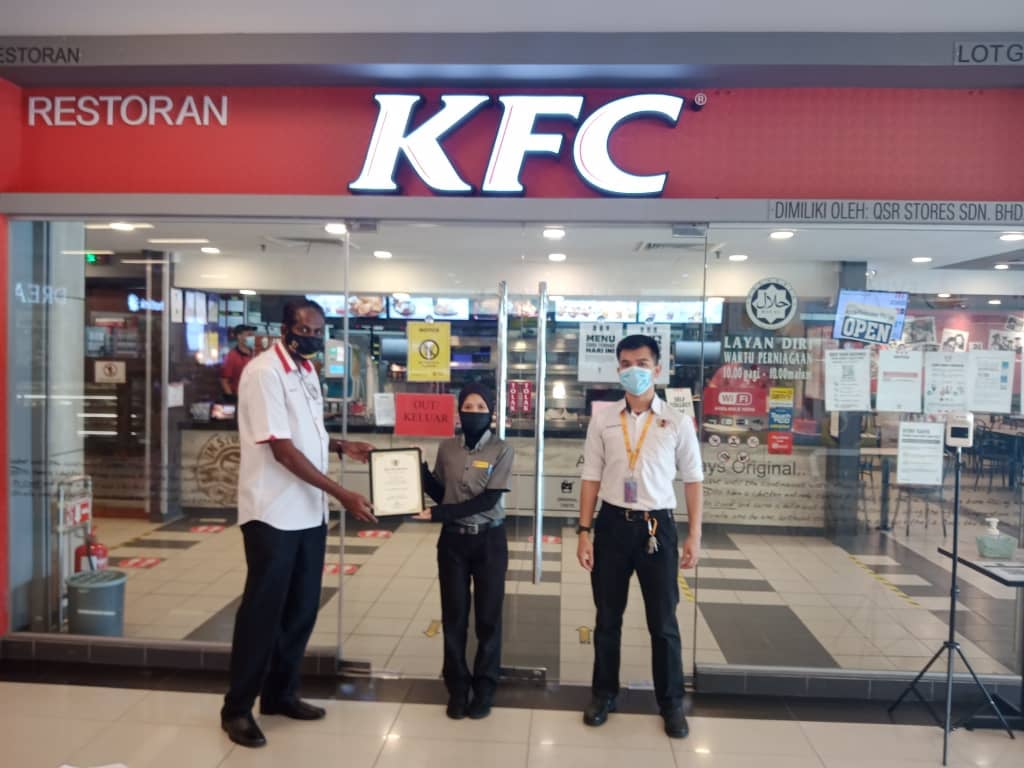 PENYERAHAN SIJIL PREMIS MAKANAN GRED A DI KAWASAN MAJLIS BANDARAYA SEREMBAN