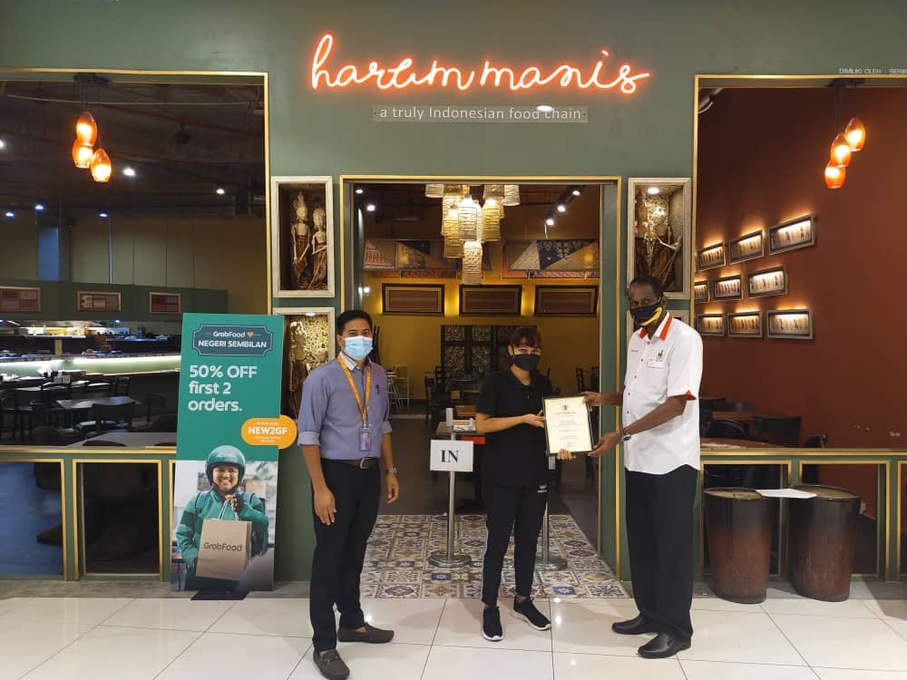 PENYERAHAN SIJIL PREMIS MAKANAN GRED A DI KAWASAN MAJLIS BANDARAYA SEREMBAN