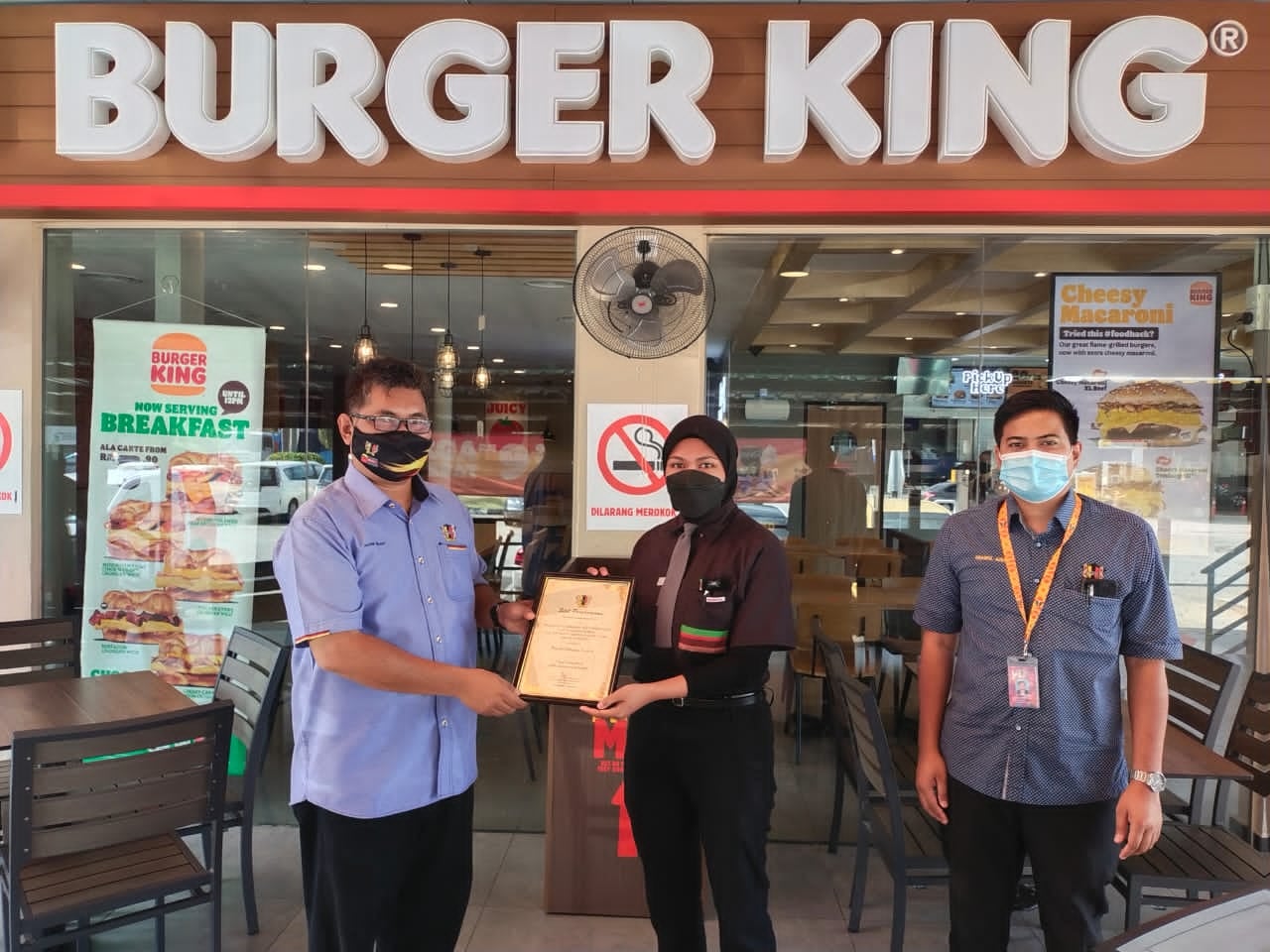 PENYERAHAN SIJIL PREMIS MAKANAN GRED A DI KAWASAN MAJLIS BANDARAYA SEREMBAN