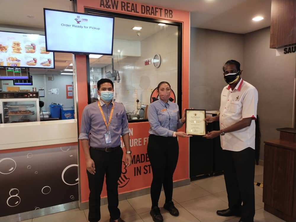 PENYERAHAN SIJIL PREMIS MAKANAN GRED A DI KAWASAN MAJLIS BANDARAYA SEREMBAN