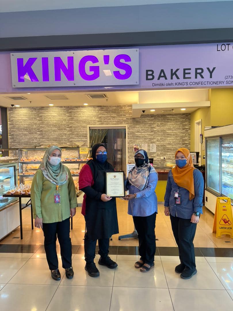 PENYERAHAN SIJIL PREMIS MAKANAN GRED A DI KAWASAN MAJLIS BANDARAYA SEREMBAN