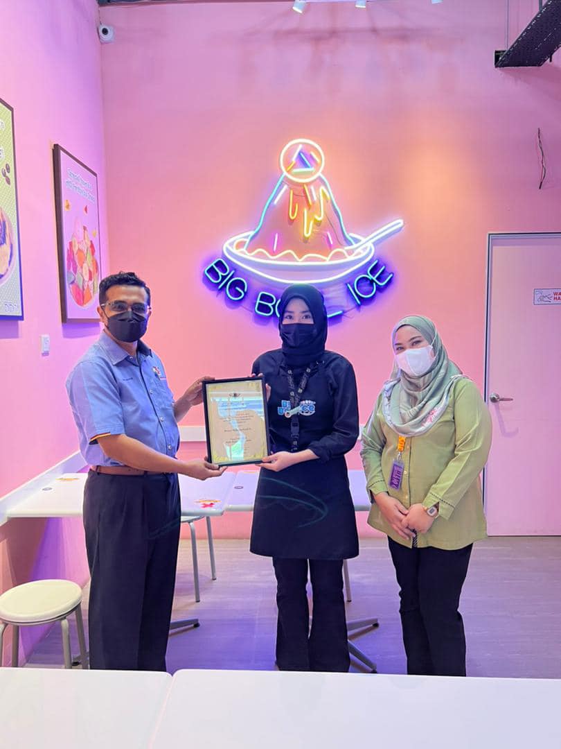 PENYERAHAN SIJIL PREMIS MAKANAN GRED A DI KAWASAN MAJLIS BANDARAYA SEREMBAN