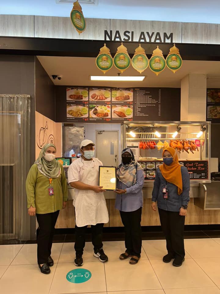 PENYERAHAN SIJIL PREMIS MAKANAN GRED A DI KAWASAN MAJLIS BANDARAYA SEREMBAN