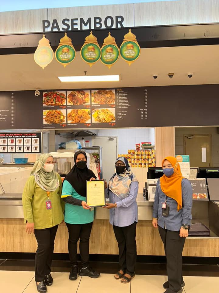 PENYERAHAN SIJIL PREMIS MAKANAN GRED A DI KAWASAN MAJLIS BANDARAYA SEREMBAN