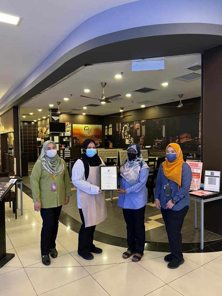 PENYERAHAN SIJIL PREMIS MAKANAN GRED A DI KAWASAN MAJLIS BANDARAYA SEREMBAN