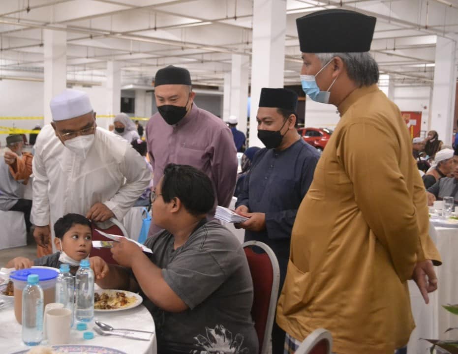 MAJLIS BERBUKA PUASA BERSAMA ANAK YATIM DAN SOLAT TERAWIH BERJEMAAH
