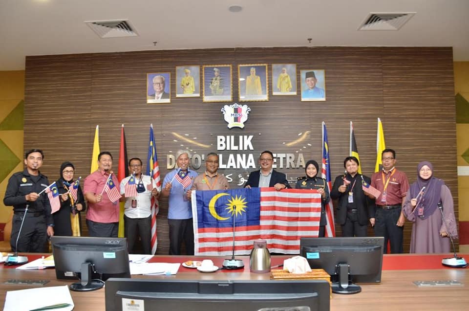 SESI PENYERAHAN BENDERA JALUR GEMILANG OLEH SWCORP NEGERI SEMBILAN KEPADA MBS