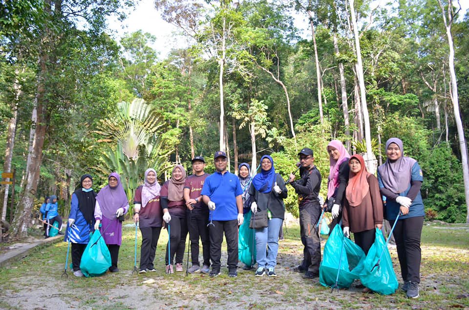 PLOGGING BUMI HIJAU DI TAMAN EKO RIMBA.