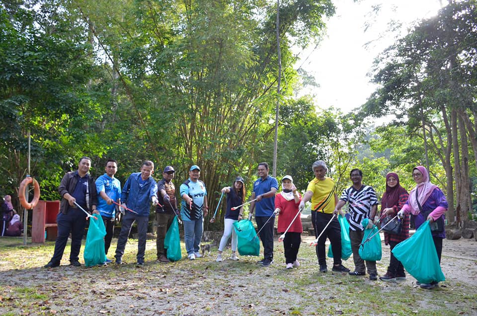 PLOGGING BUMI HIJAU DI TAMAN EKO RIMBA.