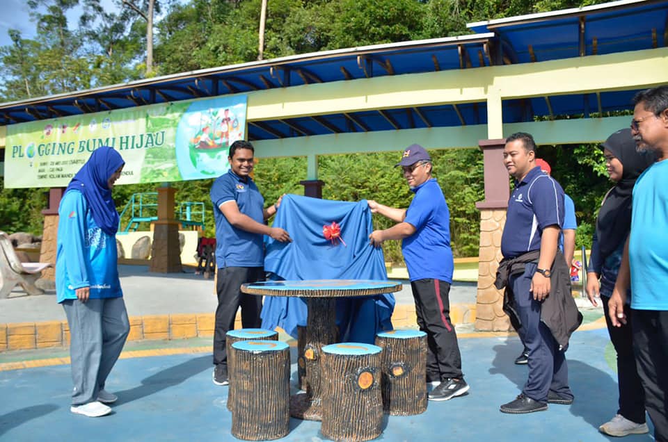 PLOGGING BUMI HIJAU DI TAMAN EKO RIMBA.