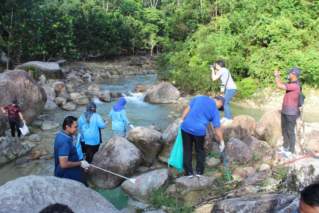PLOGGING BUMI HIJAU DI TAMAN EKO RIMBA.