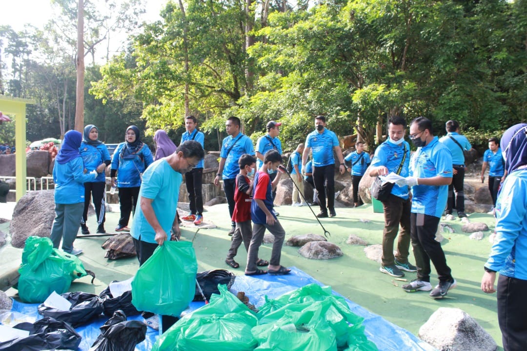 PLOGGING BUMI HIJAU DI TAMAN EKO RIMBA.