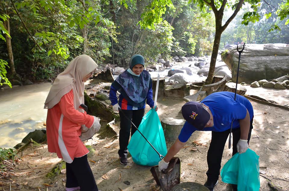 PLOGGING BUMI HIJAU DI TAMAN EKO RIMBA.