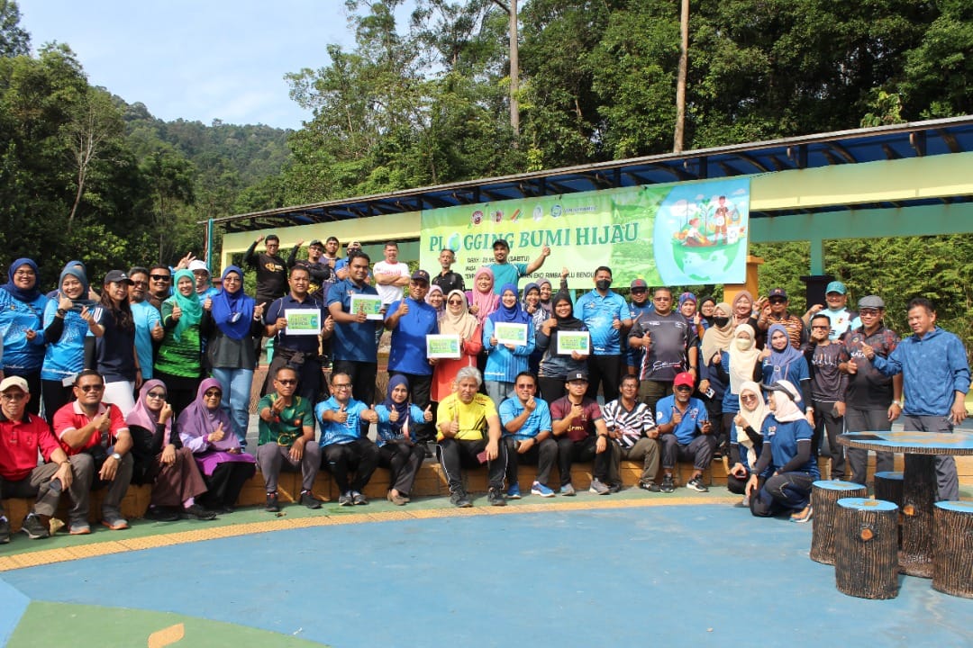 PLOGGING BUMI HIJAU DI TAMAN EKO RIMBA.