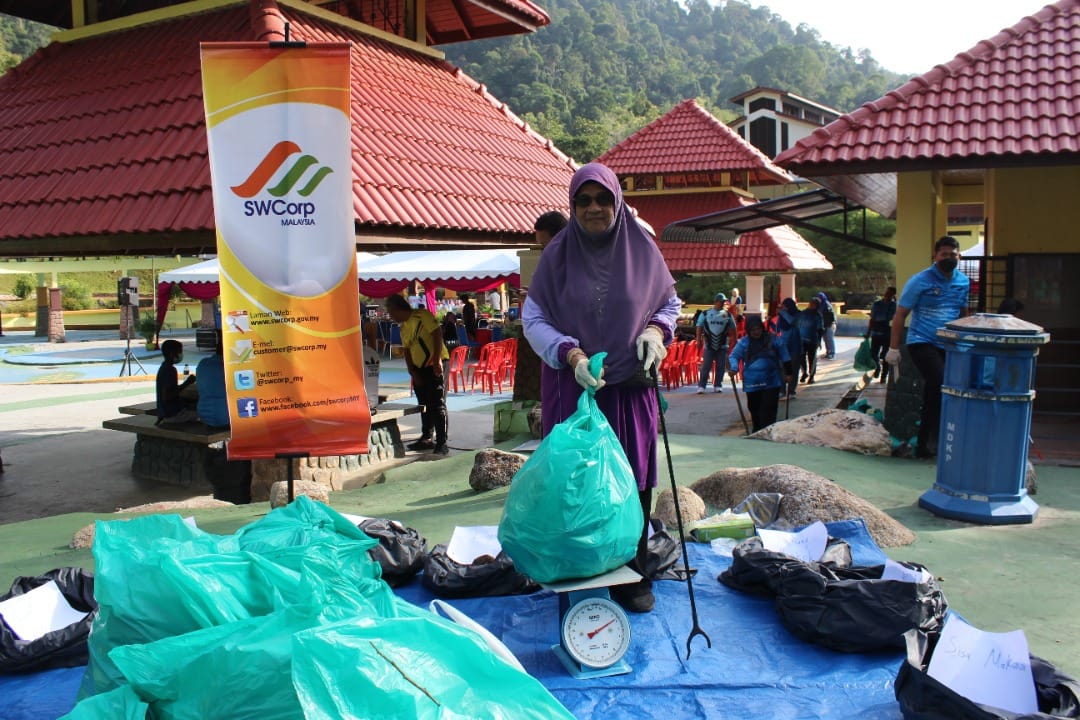PLOGGING BUMI HIJAU DI TAMAN EKO RIMBA.