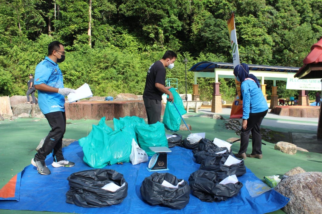 PLOGGING BUMI HIJAU DI TAMAN EKO RIMBA.